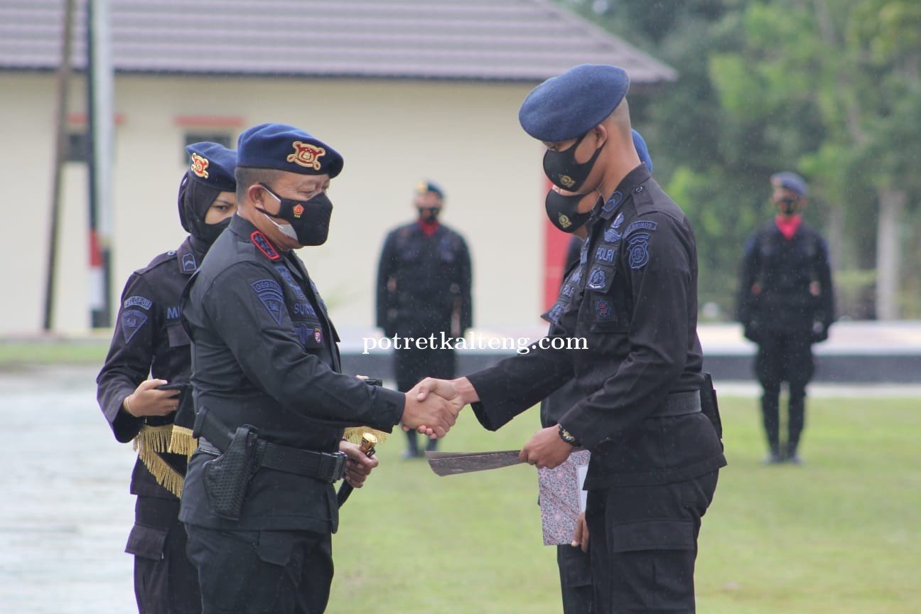 Dansatbrimob Berikan Penghargaan Kepada 2 Personel Kesehatan Lapangan