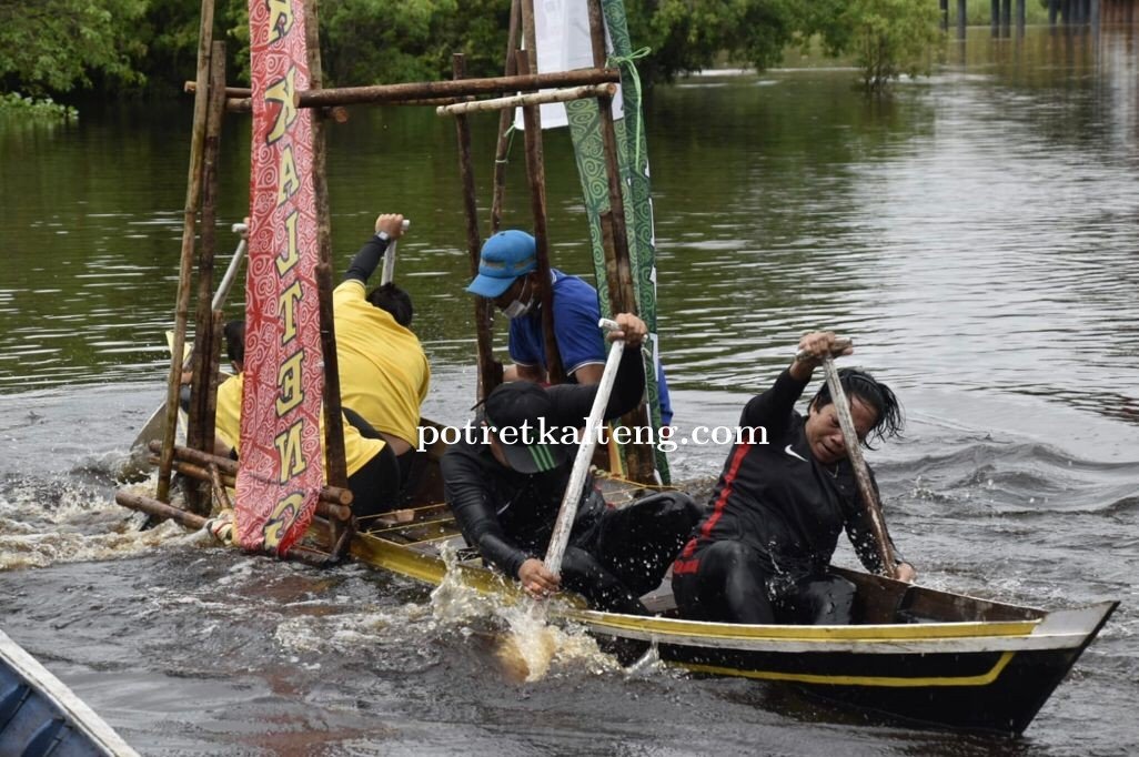 Perlombaan Basei Kambei Tetap Digelar Meski Sedang Hujan Lebat