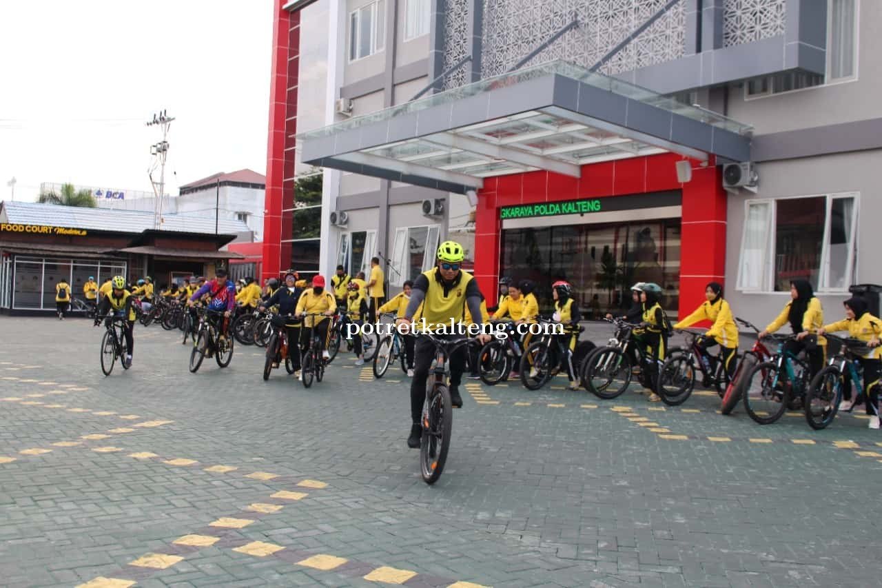 Kepala RumKit Bhayangkara Palangka Raya Gowes Bersama Porsonel Guna Jaga Kesehatan Dan Kebugaran