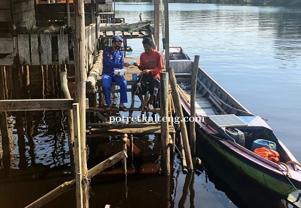 Waspadai Serangan Buaya, Personel Ditpolairud Imbau Para Pemancing Di Sungai Sebangau