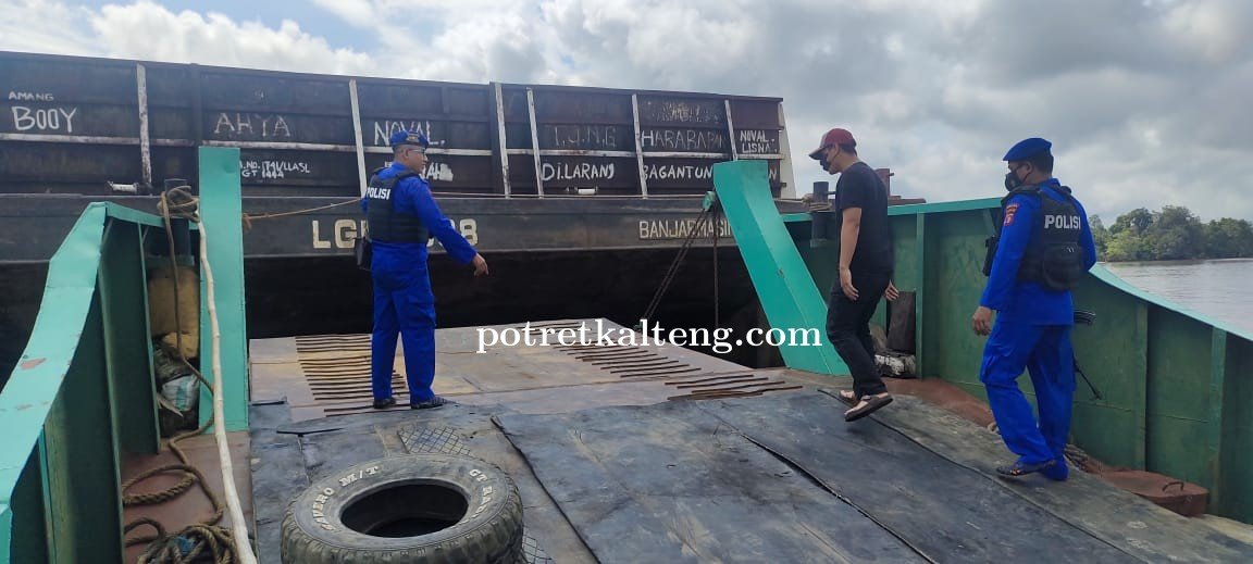 Marak Terjadi Laka Air, Ditpolairud Berikan Imbauan Bahaya Bergantung Di Tongkang