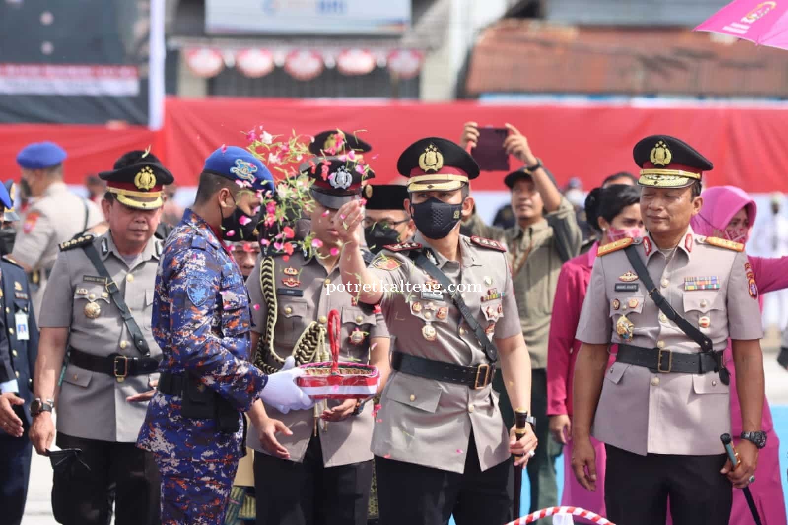 Kenang Jasa Pahlawan, Kapolda Kalteng Pimpin Upacara Upacara Tabur Bunga Di Pelabuhan Panglima Utar