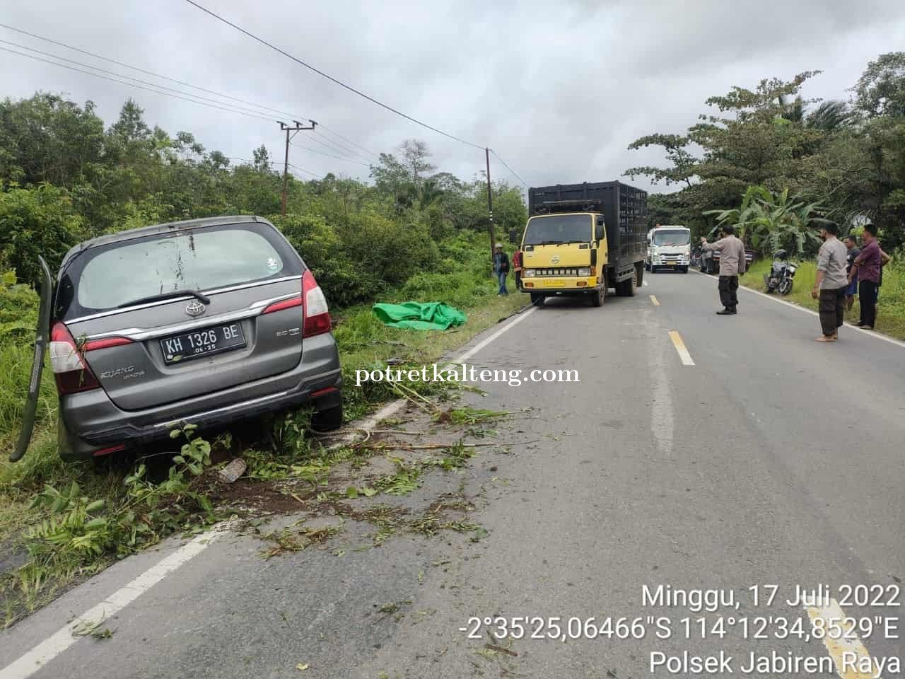 Terjun Bebas Ke Parit, Laka Lantas Jebiren Tewaskan 1 Keluarga