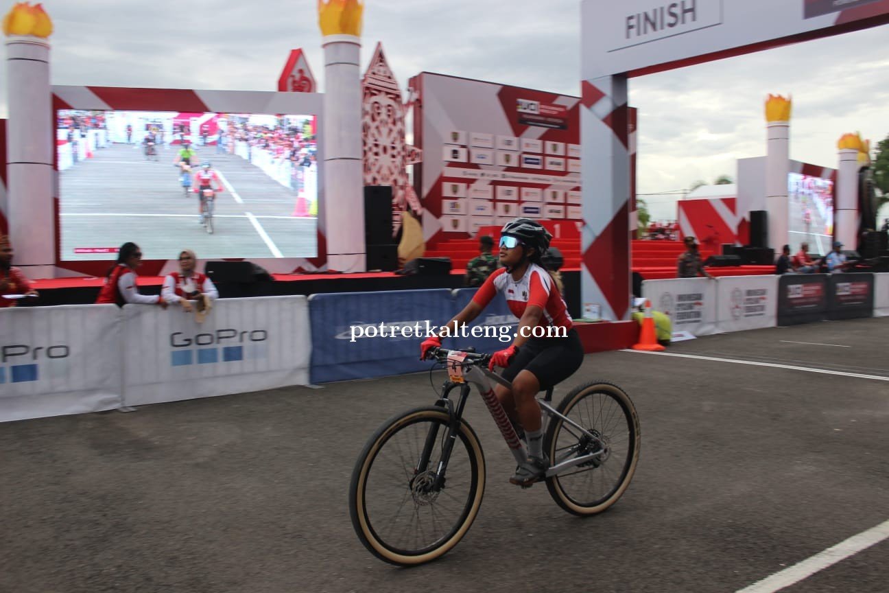 Ayu Triya Andriyana berhasil naik podium di posisi ke-3 UC MTB Eliminator World Cup  ke-8