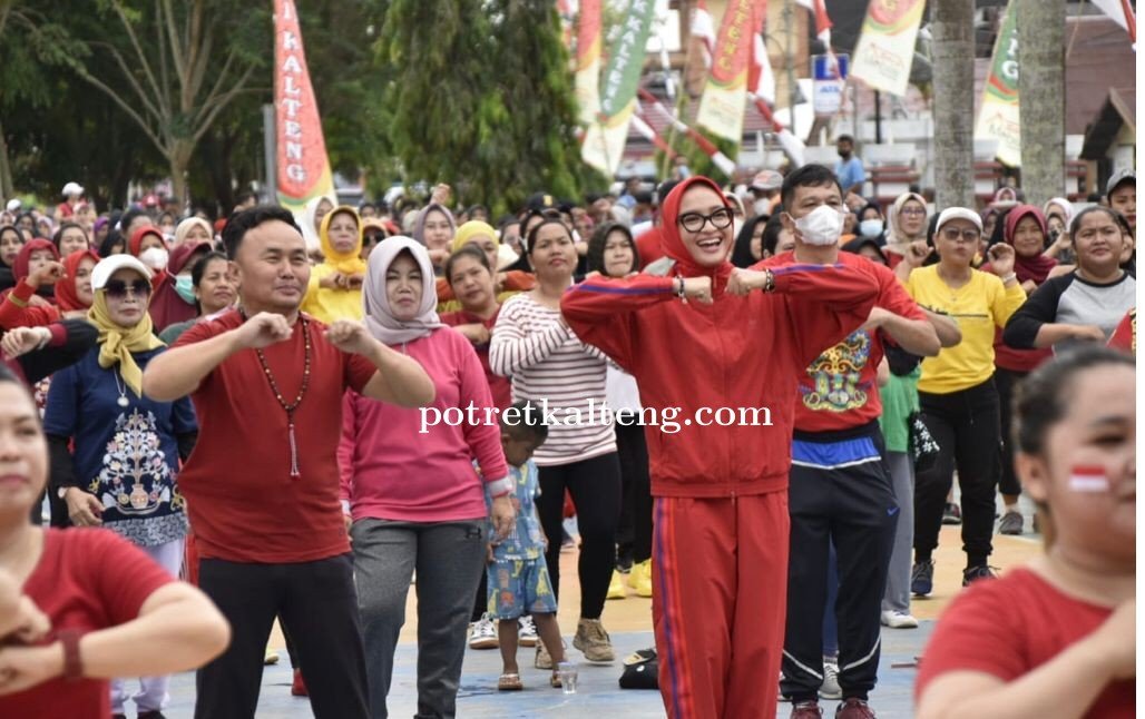 Disela Kunker Ke Buntok, Gubernur Kalteng Ikuti Senam Bersama Masyarakat