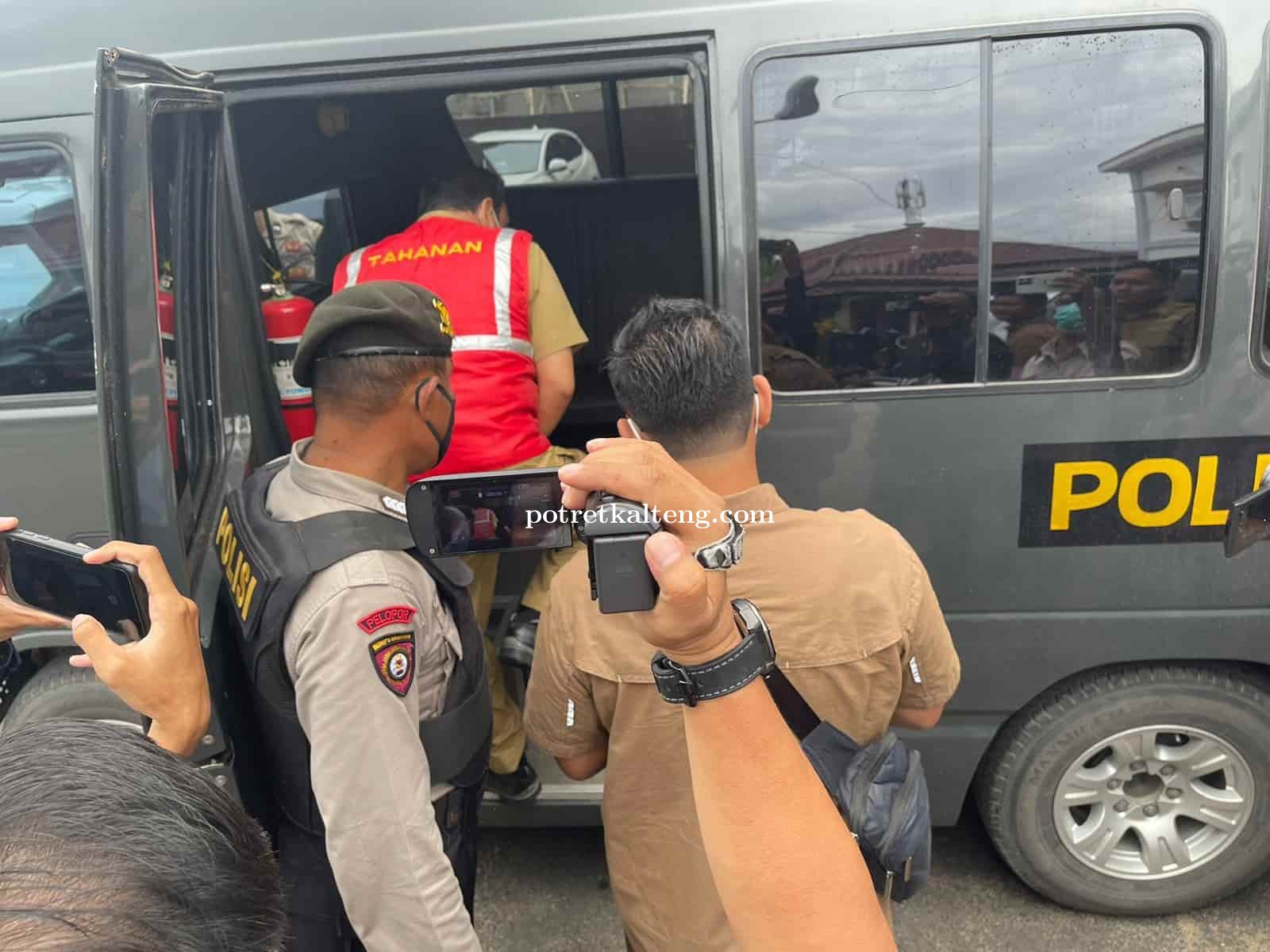 3 Tersangka Tipikor Kapuas Dibawa Ke Rutan Palangka Raya