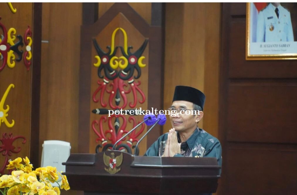 Kepala Kantor Regional VIIIBKN Banjarmasin A Serahkan Penghargaan BKN Award 2022  Pemprov Kalteng