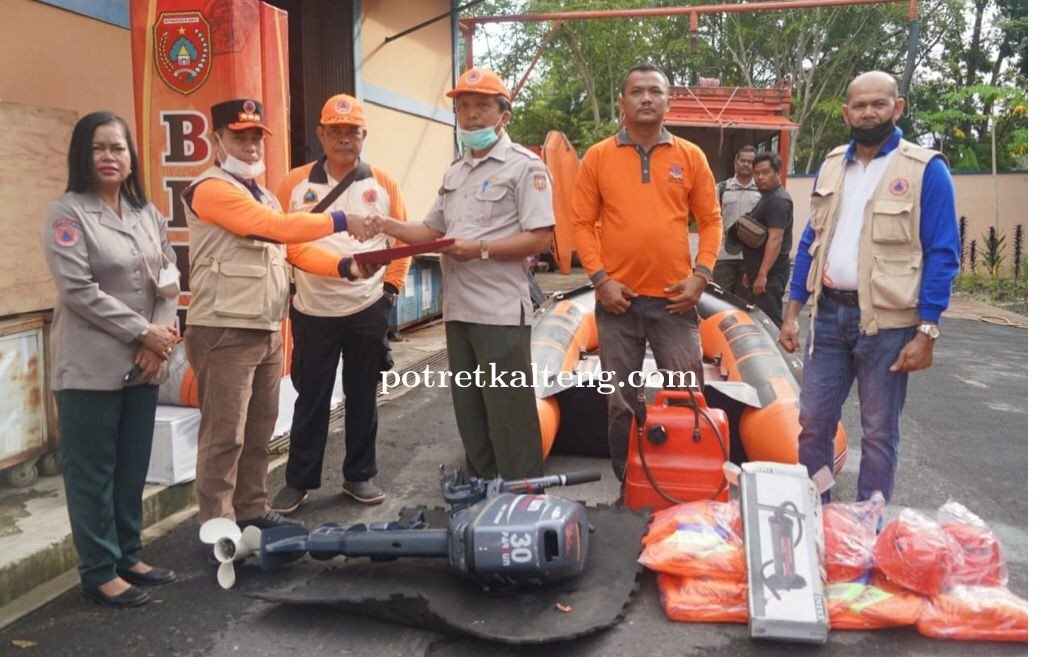 Pemprov. Kalteng Serahkan Bantuan Untuk Evakuasi Korban Banjir di Kabupaten Kobar