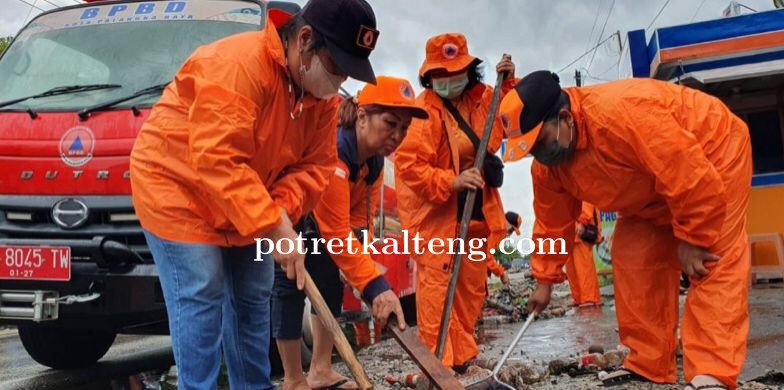 Curah Hujan Tinggi, Tim Gabungan Bersihkan Sampah di Saluran Drainase Guna Cegah Banjir