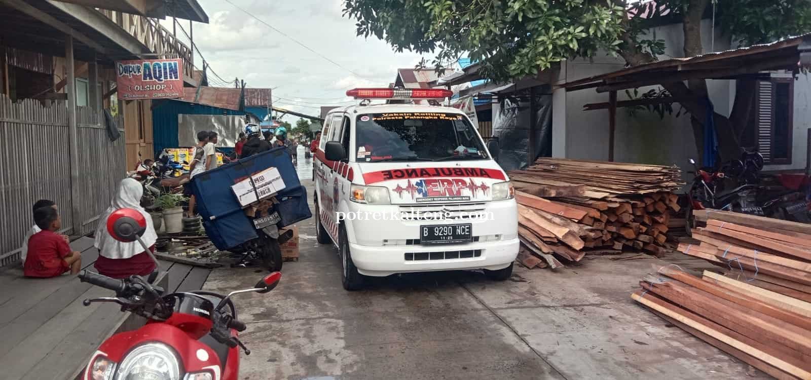 Tragis ! Nenek Taharoh Meninggal Hanya Ditemani Anaknya Saat Kondisi Banjir