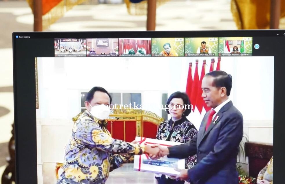 Gubernur Kalteng Terima Daftar Isian Pelaksanaan Anggaran dan Buku DaftarAplikasi Transfer ke Daerah
