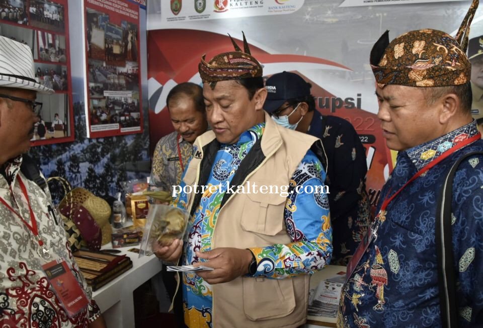 Wagub Edy Pratowo Kunjungi Pameran di Alun-Alun Kota Surabaya : Ini Ajang Promosi Produk Khas Kalten