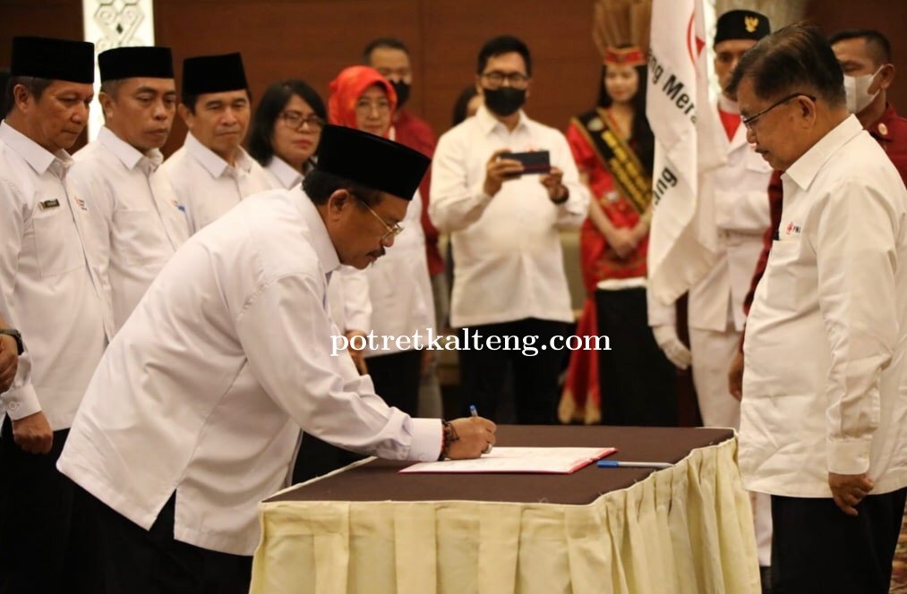 Jusuf Kalla Lantik Sekda Kalteng Menjadi Ketua PMI Provinsi Kalteng Priode 2022-2027