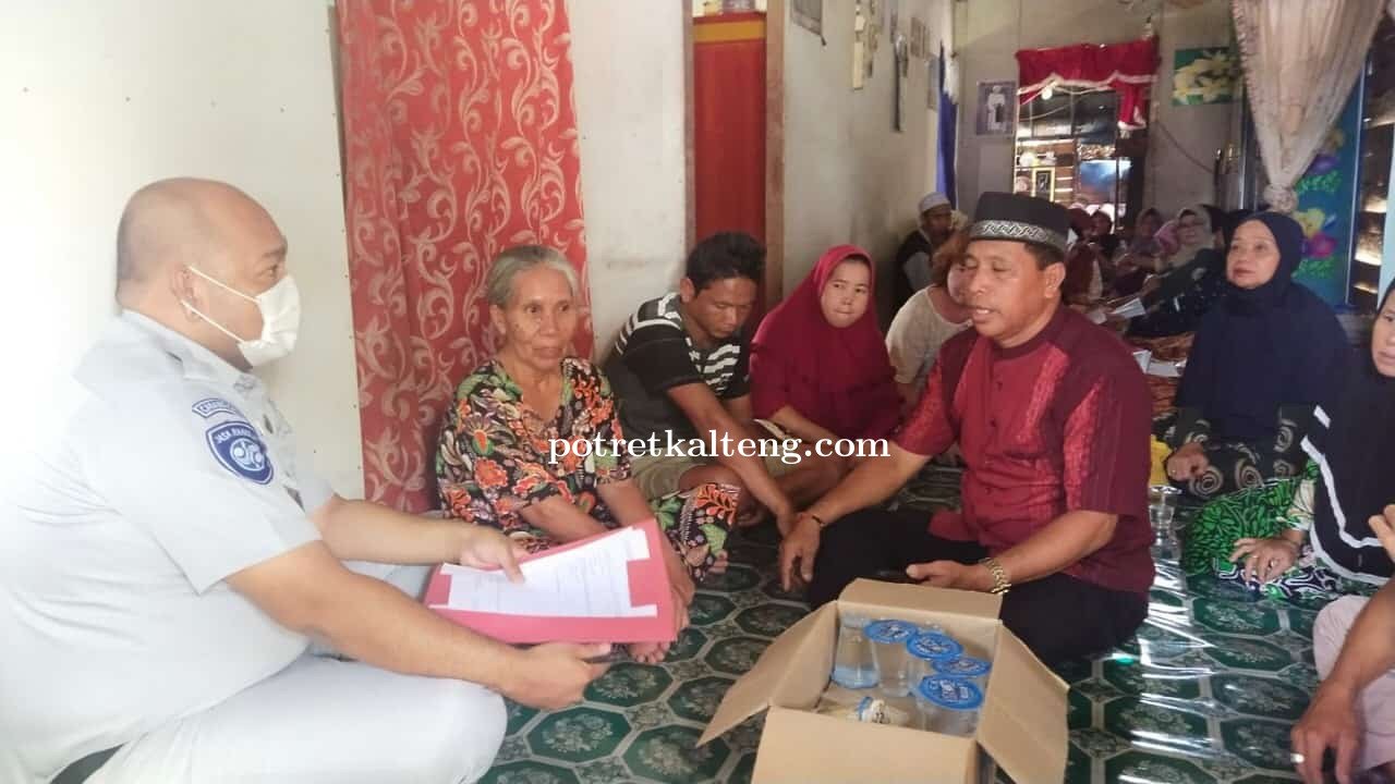 Jasa Raharja Serahkan Santunan Pejalan Kaki Yang Menjadi Korban Laka lantas Di Desa Gohong