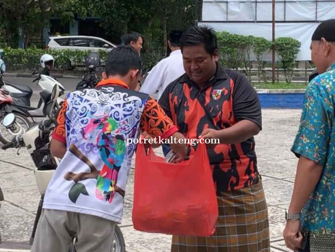 Jumat Berkah, Sapma PP Kalteng Bagikan 500 Bingkisan Kepada Jemaah Masjid