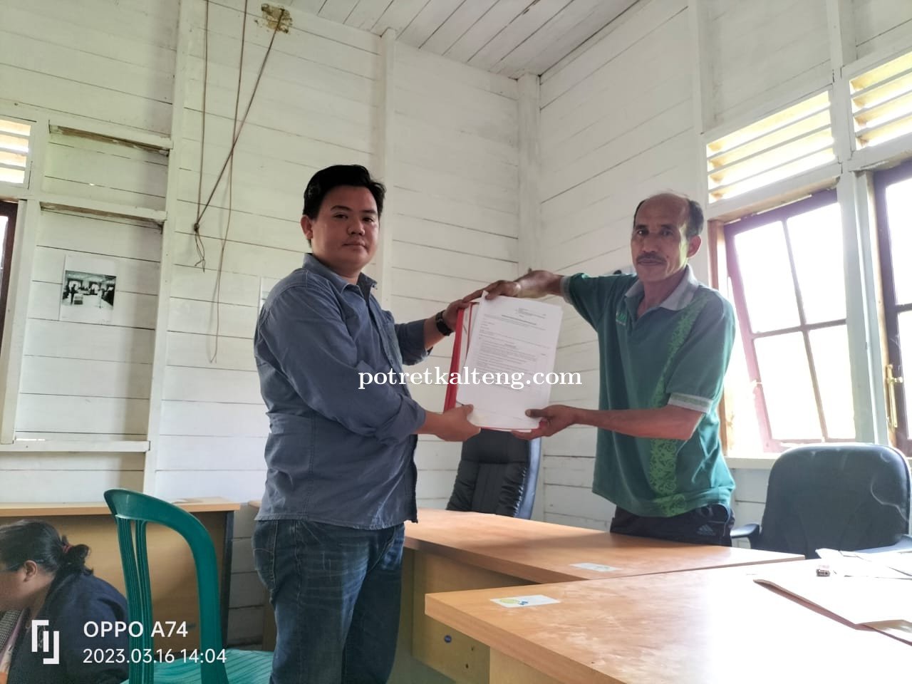 Sekjend DPP Pemuda UUT Danum Serahkan Pendaftaran Calon Kepala Desa Tumbang Naan