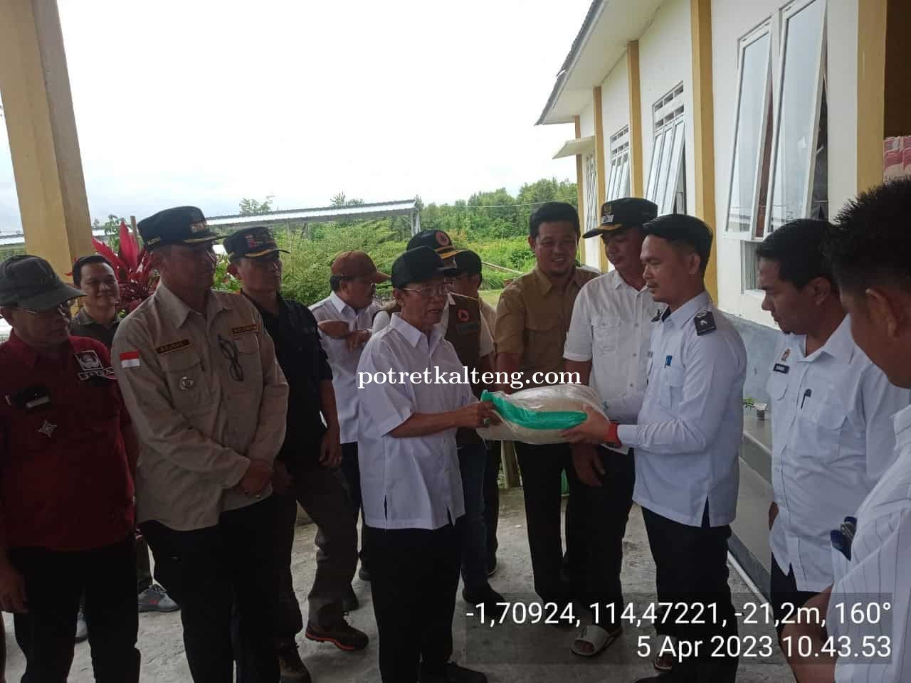 Wakil Bupati Kapuas Serahkan Bantuan Sembako Kepada Warga Timpah Terdampak Banjir