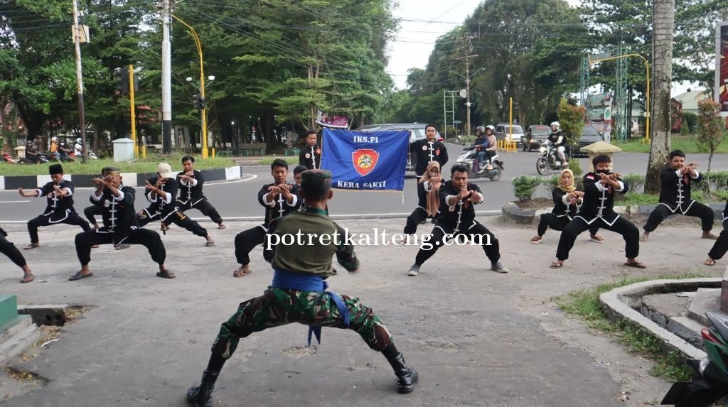 Peringati Bulan Ramadhan, IKSPI Kera Sakti Palangka Raya Bagikan Takjil Untuk Pengendara
