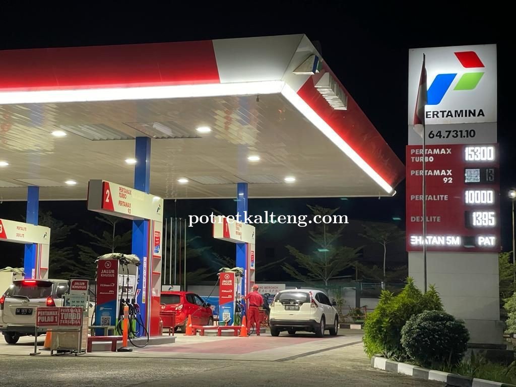 Petugas SPBU Yos Sudarso Bersihkan Kaca Pelanggan Yang Mengantri Tuai Komentar Positif Netizen