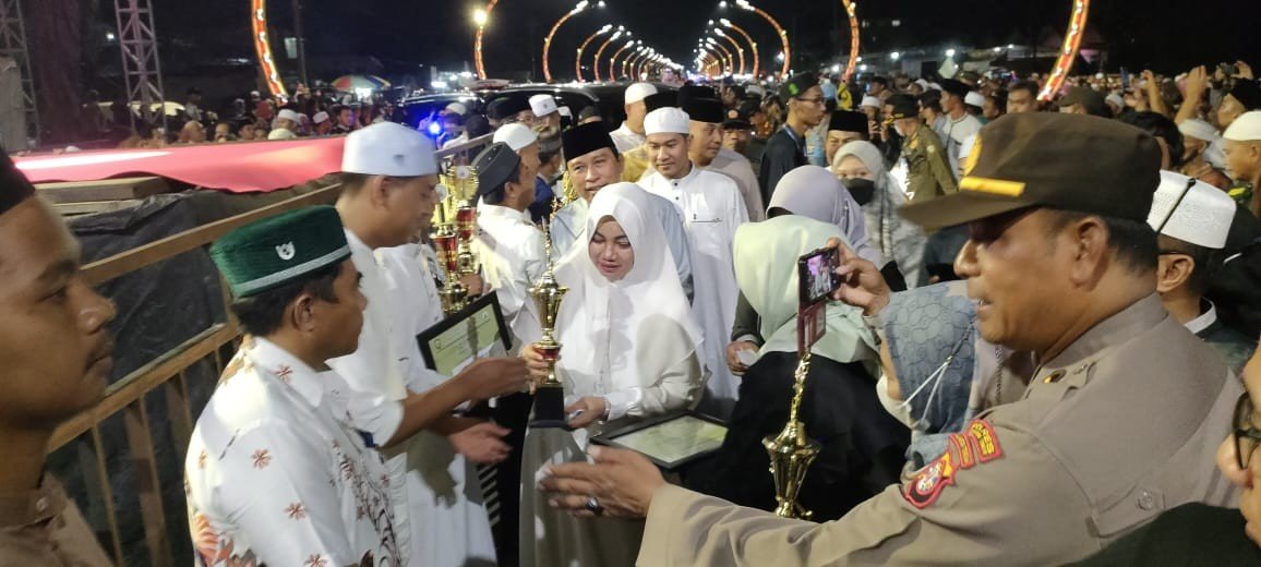 Masyarakat Kotim Penuhi Sholawat Bersama di Icon Terowongan Sampit