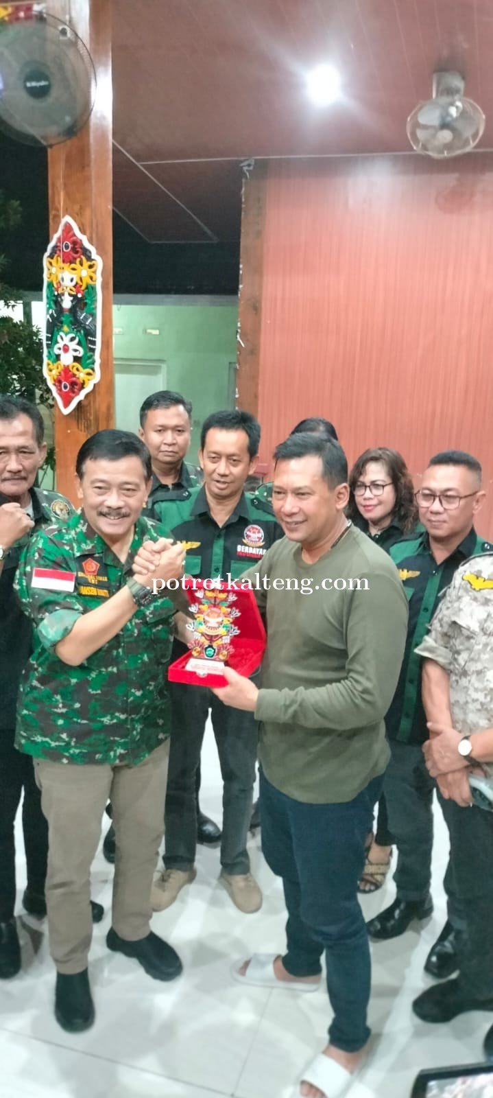 Rangkaian HUT Ke 13 ,DPN Gerdayak Indonesia Serahkan Plakat kepada Dandrem 102 Panju Panjung