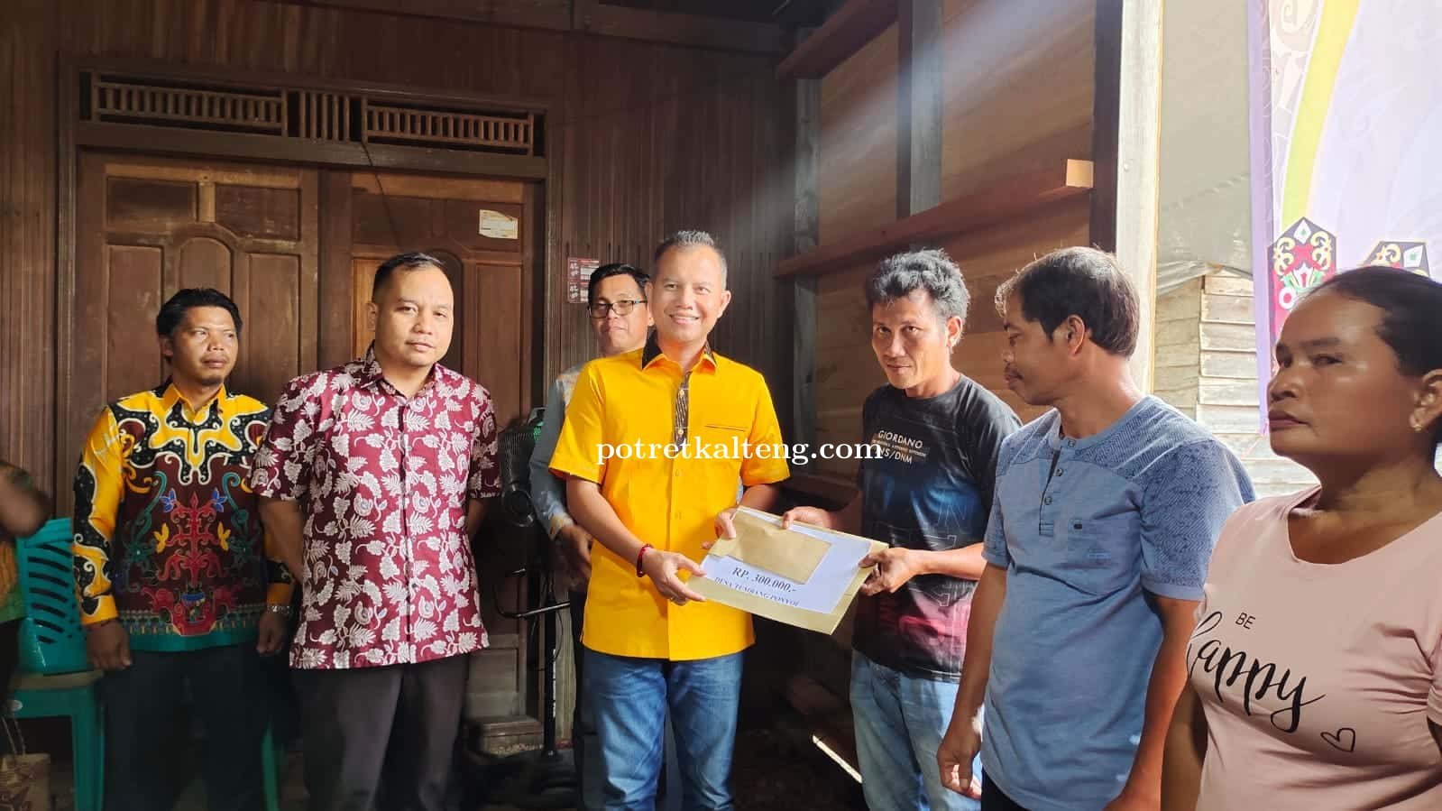 Pemerintah Gunung Mas Serahkan BLT-DD Kepada Masyarakat Desa Tumbang Ponyoi