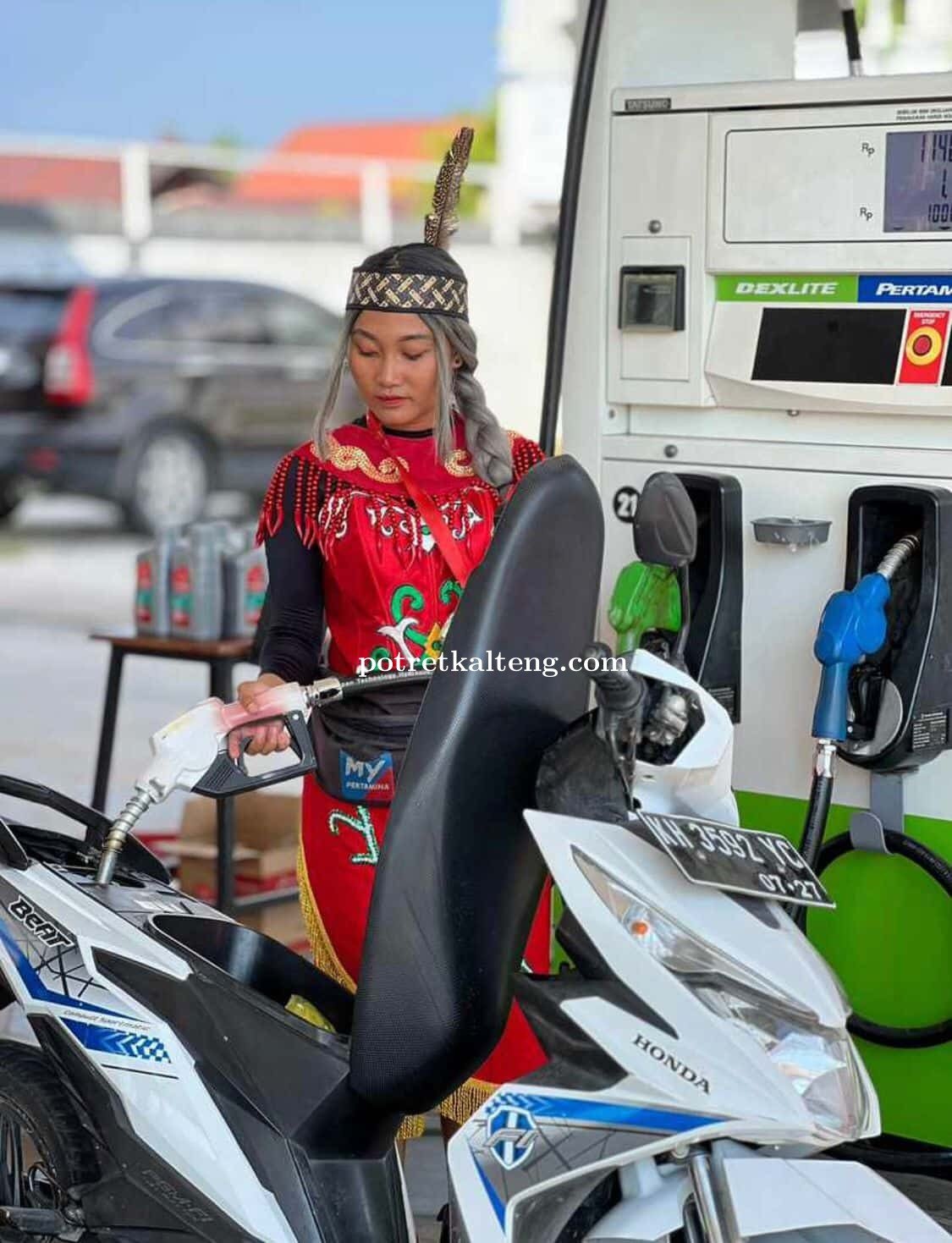 Ikut Meriahkan Hari Jadi Kalteng ke-66 Tahun, Petugas SPBU Yos Sudarso Kenakan Busana Adat