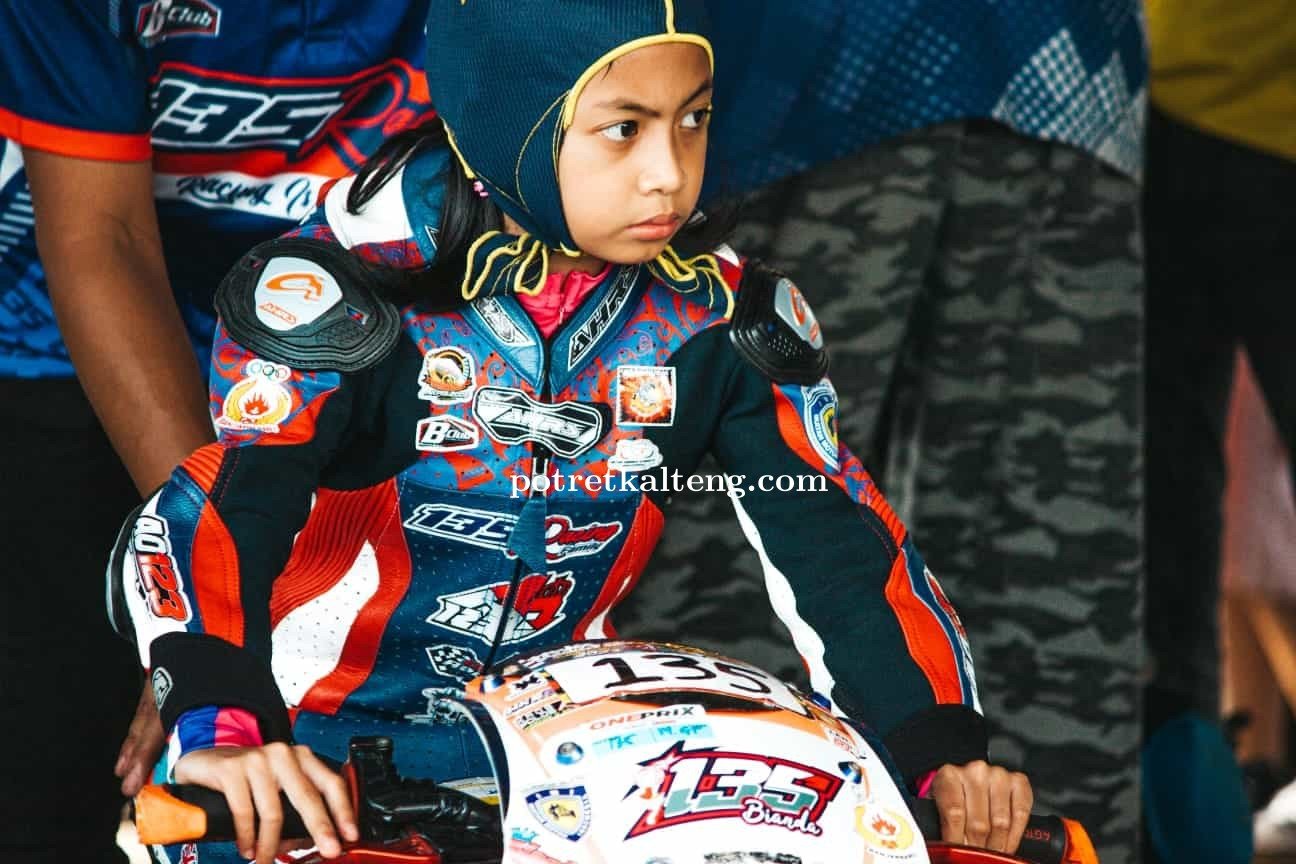 Pembalap Cilik Asal Banjarbaru Menarik Perhatian Penonton Pada Ajang Oneprix 2 Di Sirkuit Sabaru