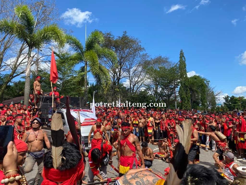 Ribuan Pendemo Dari Ormas TBBR Geruduk Kantor Bupati Kotim