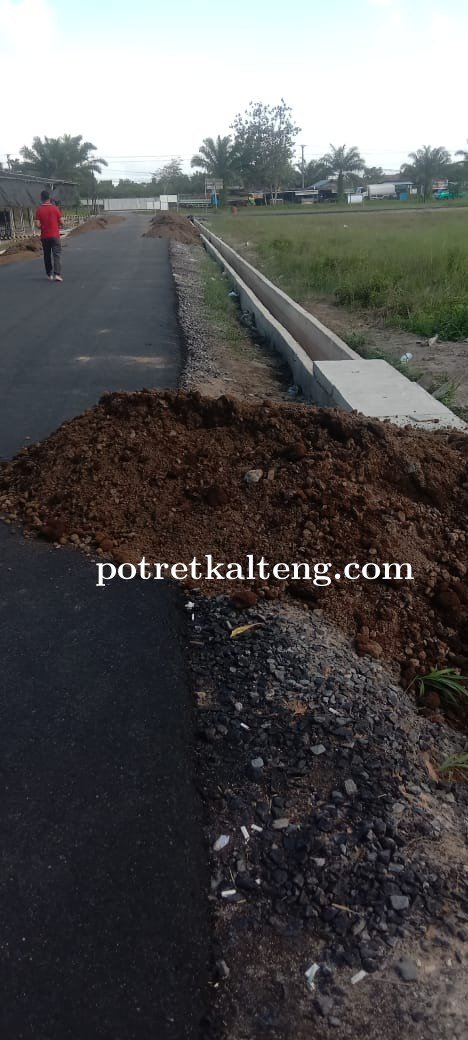Miris, Diduga Rekontruksi Jalan Pengaspalan Terlalu Tipis