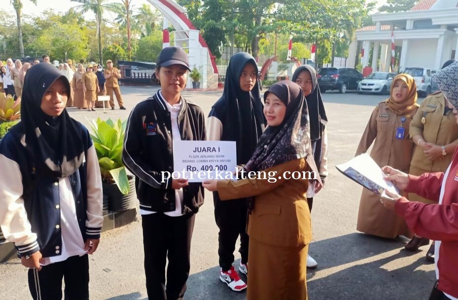Plt. Kadisdik Provinsi Kalteng Lepas Kontingen FLS2N SD, SMP dan PDBK Tingkat Nasional