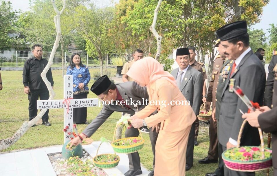 Sekda Kalteng Ikuti Upacara Ziarah dan Tabur Bunga di TMP Sanaman Lampang