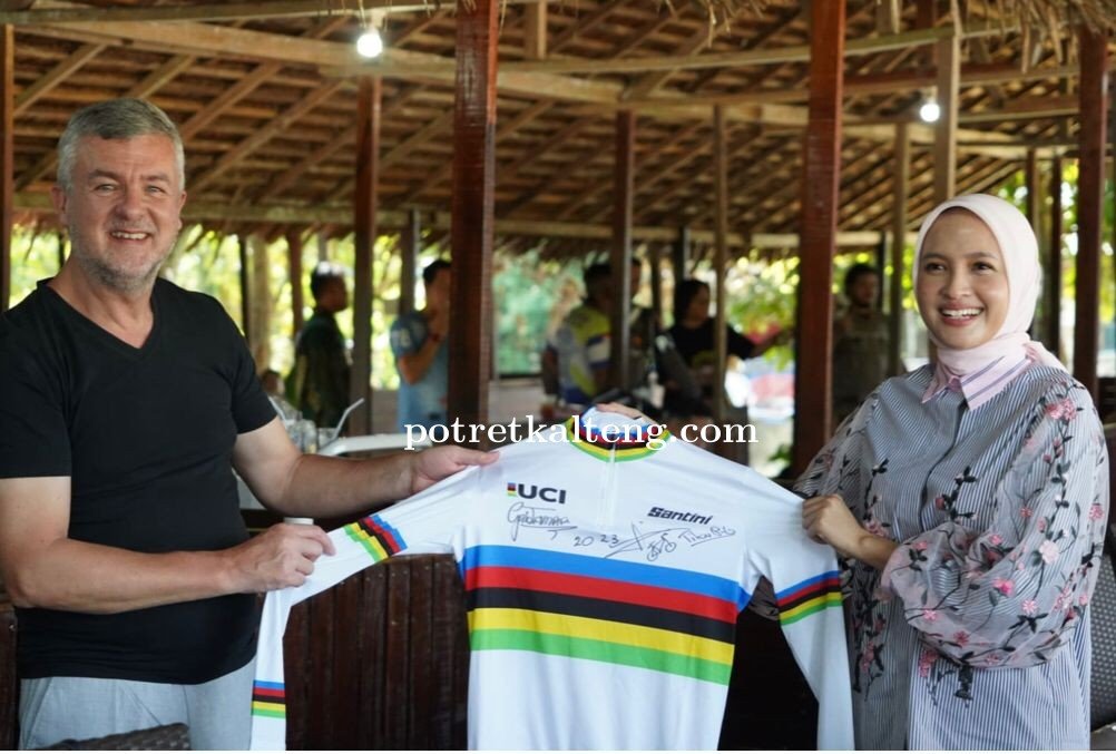 Ketua Dekranasda Kalteng Beri Souvenir Peserta UCI MTB Eliminator World Championship Tahun 2023