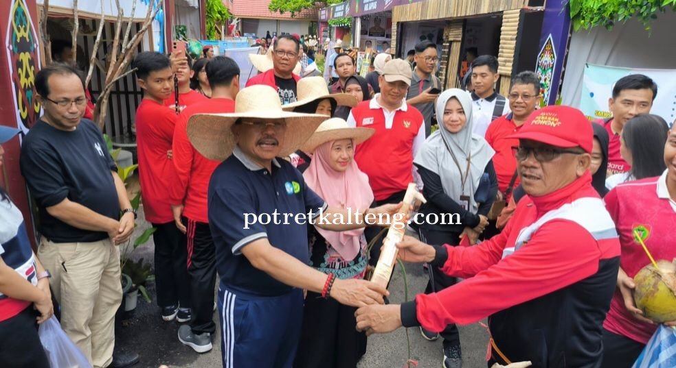 Kepala Badan Kesbangpol Dampingi Sekda Provinsi Kalteng Kunjungi Pameran Inovasi Pelajar