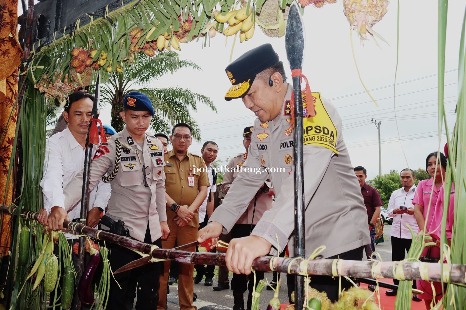 Kunjungi Polres Barsel, Kapolda Kalteng Disambut Jajar Kehormatan dan Potong Pantan
