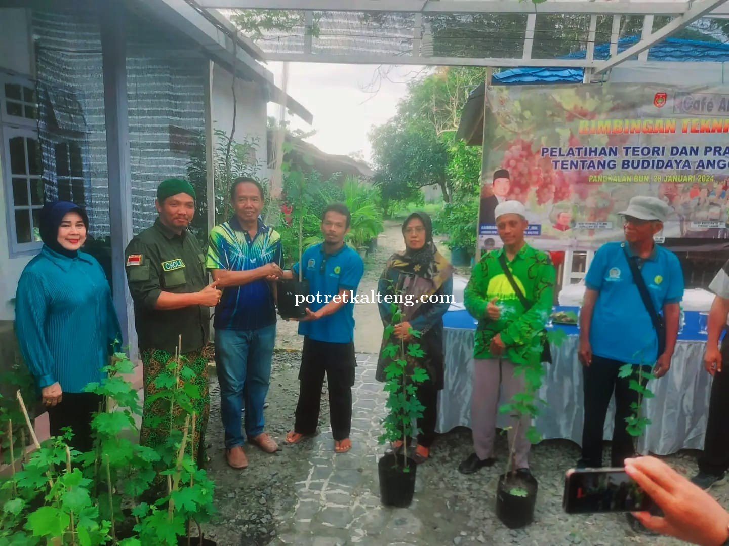 Wujudkan Desa Agrowisata Buah,Bambang Purwanto Adakan Bimtek dan Bagikan Bantuan Bibit Anggur Gratis