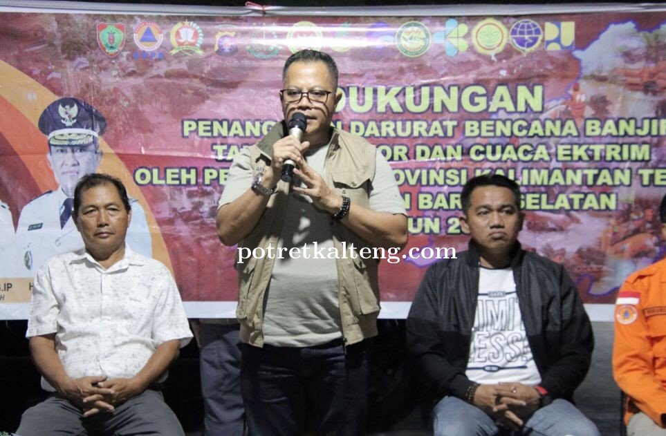 Kadis PMD Kalteng Wakili Gubernur Kalteng Salurkan Bantuan Paket Sembako di Kabupaten Barsel