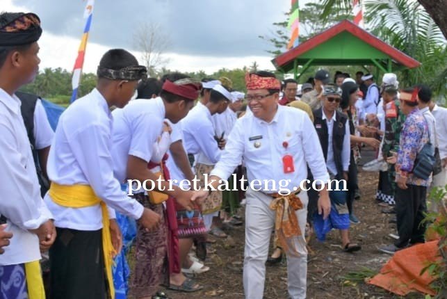 Pj Bupati Kapuas Hadiri Perataan Hari Raya Galungan dan Kuningan