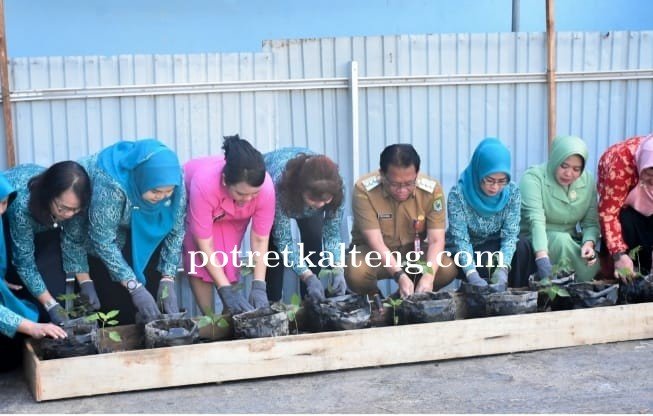Peringati Hari Kesatuan Gerak, Pj Bupati Kapuas Ikuti Kegiatan Gerakan Tanam