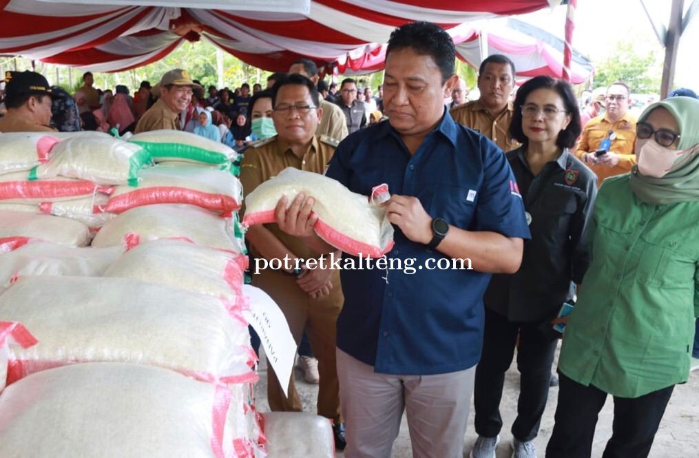 Wagub Kalteng Salurkan 75 Ton Beras Murah Kepada Masyarakat Kapuas