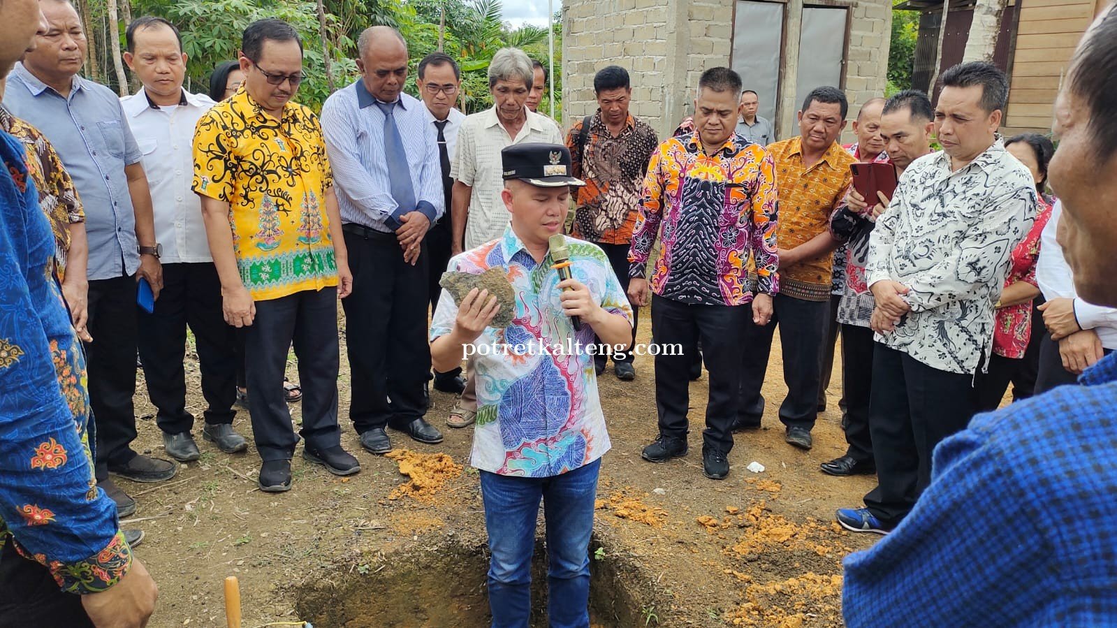 Bupati Gunung Mas Meletakkan Batu Pertama Pembangunan GPT Kristus Gembala Tumbang Lapan