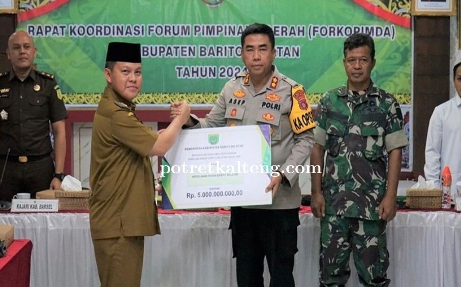 Pj. Bupati Barsel Serahkan Dana Hibah Pengamanan Pilkada Serentak Tahun 2024