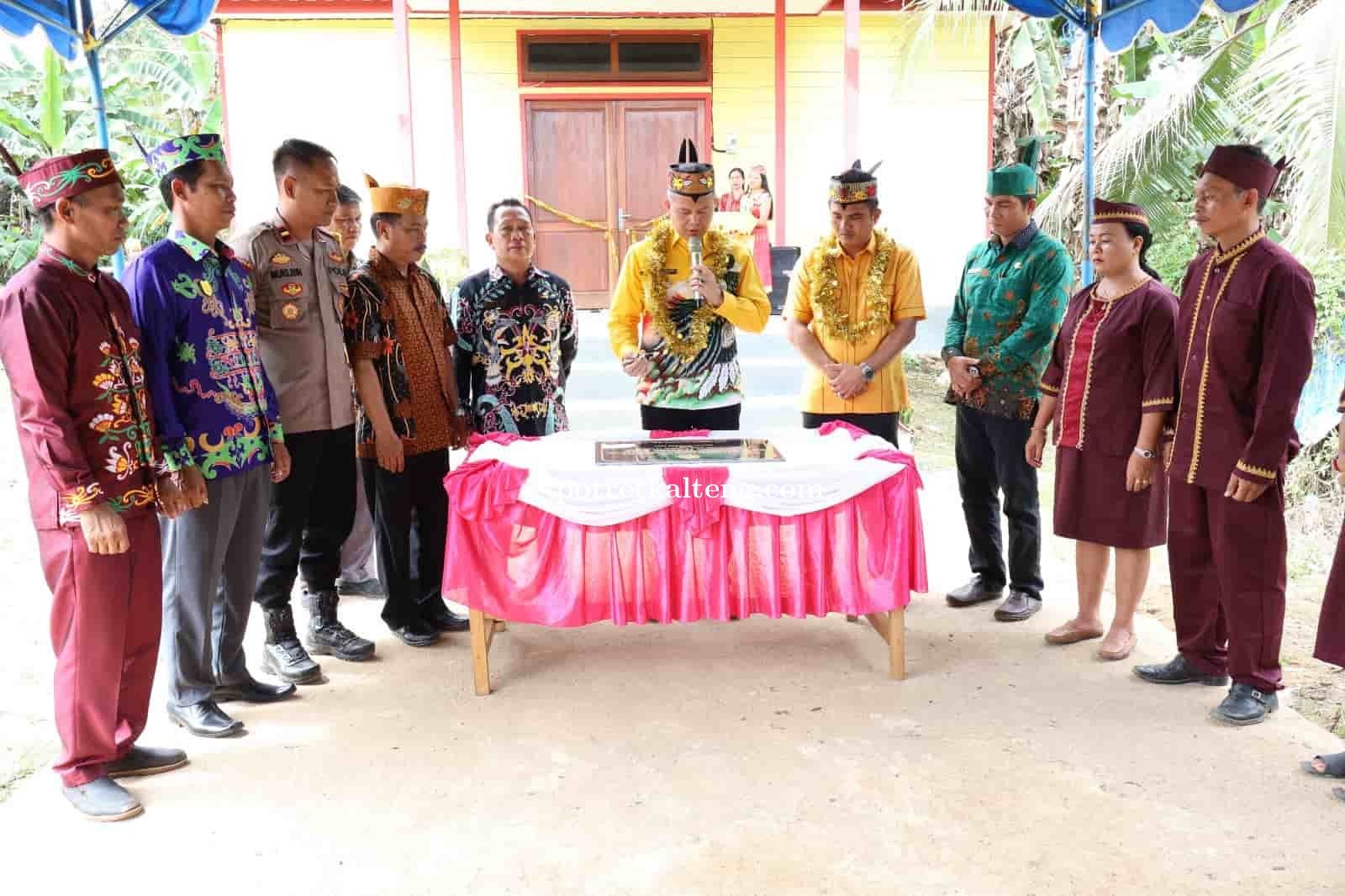Bupati Gunung Mas Resmikan Balai Basarah Nyahu Batengkung Tumbang Napoi