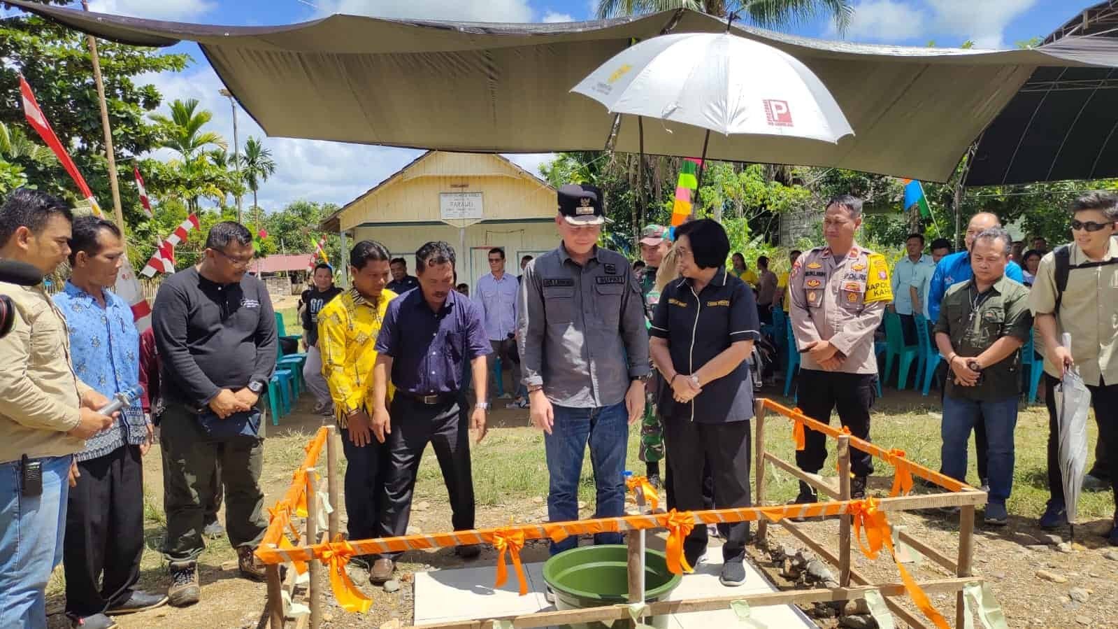 Bupati Gunung Mas Resmikan Penyaluran Air Bersih dan Bedah Rumah di Tumbang Ponyoi