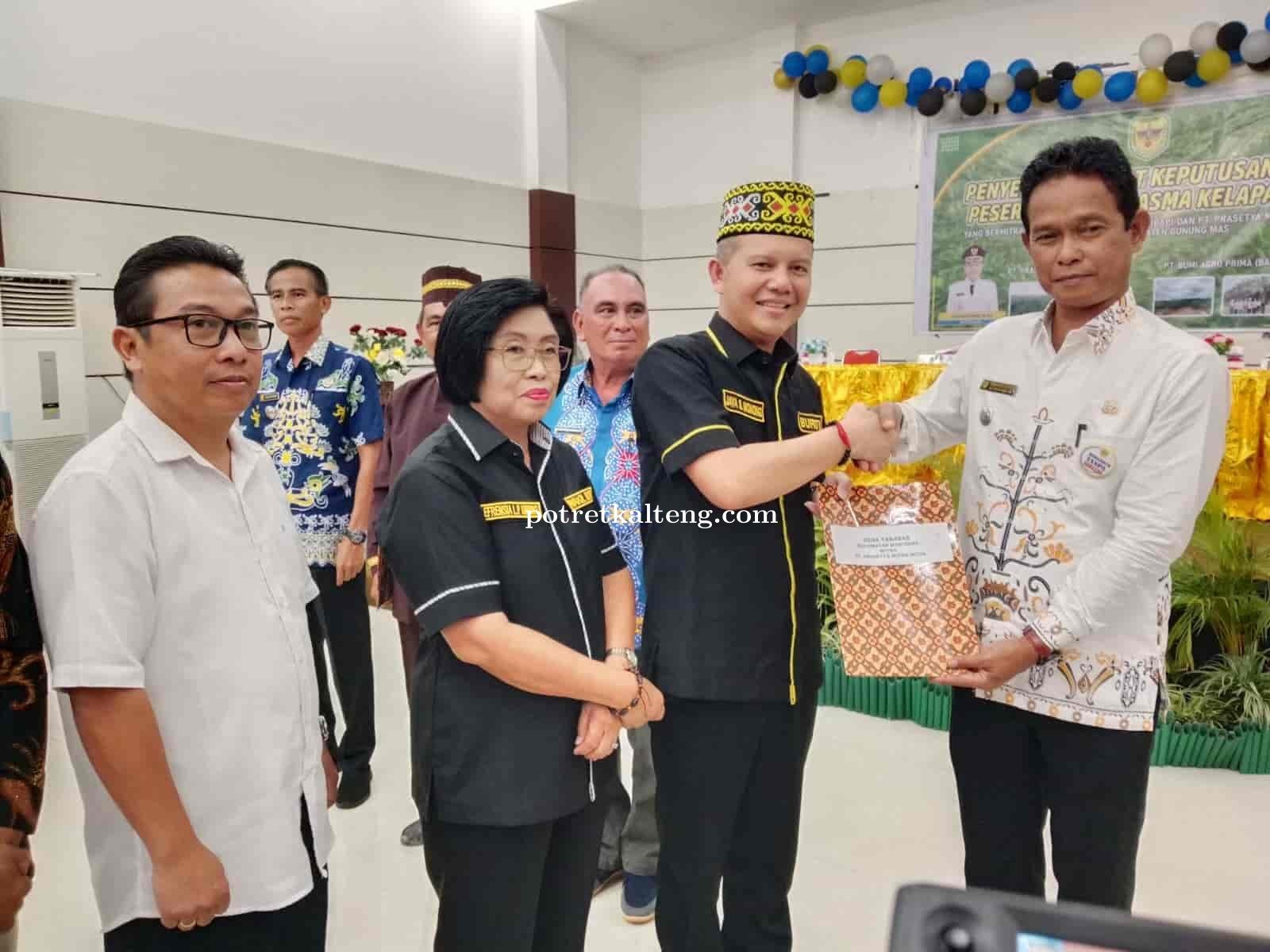 Bupati Gunung Mas Serahkan SK Petani Peserta Kebun Plasma di Empat Kecamatan