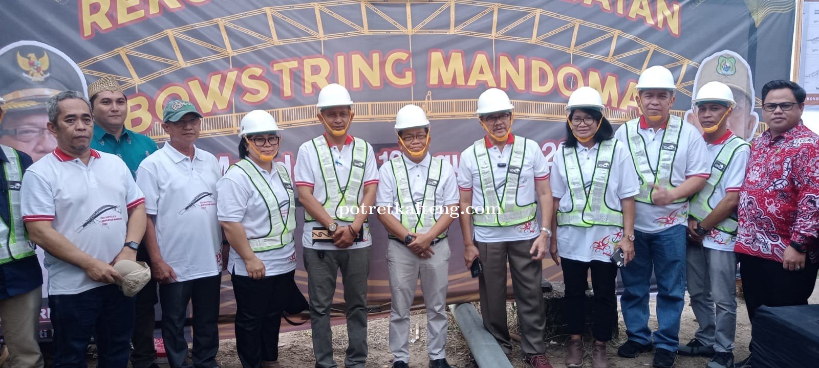 Pj Bupati Kapuas Secara Resmi Pimpin Peletakan Pemancangan Jembatan Bowstring Mandomai