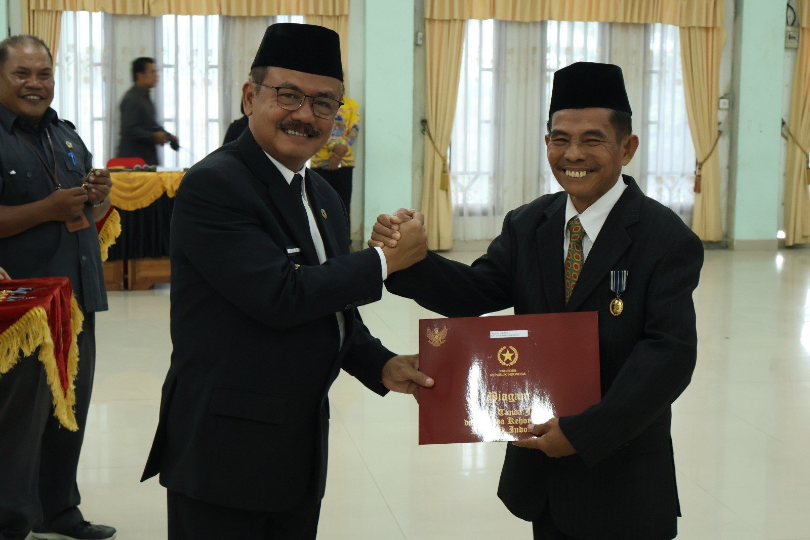 Pemkab Gunung Mas Berikan Penghargaan Satyalancana kepada 201 ASN