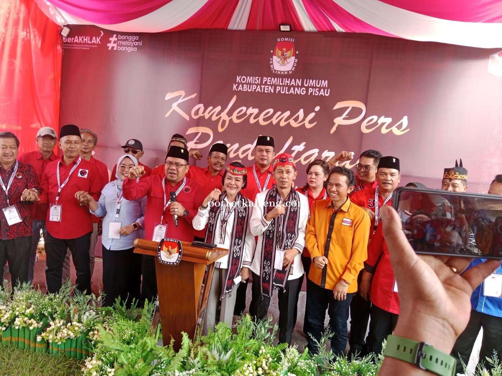 Pujirustaty Narang - Joni Resmi Daftar di KPU Pulang Pisau