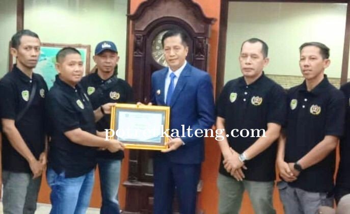 Pj Bupati Barito Utara, Drs Muhlis Terima Penghargaan Sahabat Pers dari PWI