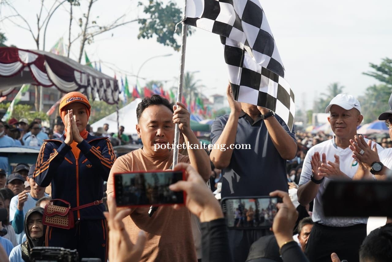 Gubernur Sugianto Sabran Lepas Peserta Fun Walk Kalteng Berkah di Kabupaten Kapuas